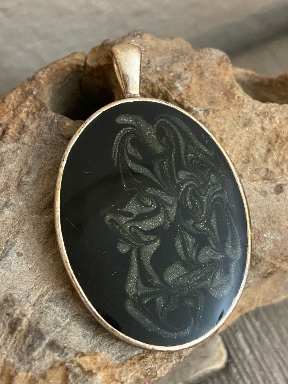 10/$10❤️❤️❤️Black Enamel Swirl Oval Pendant